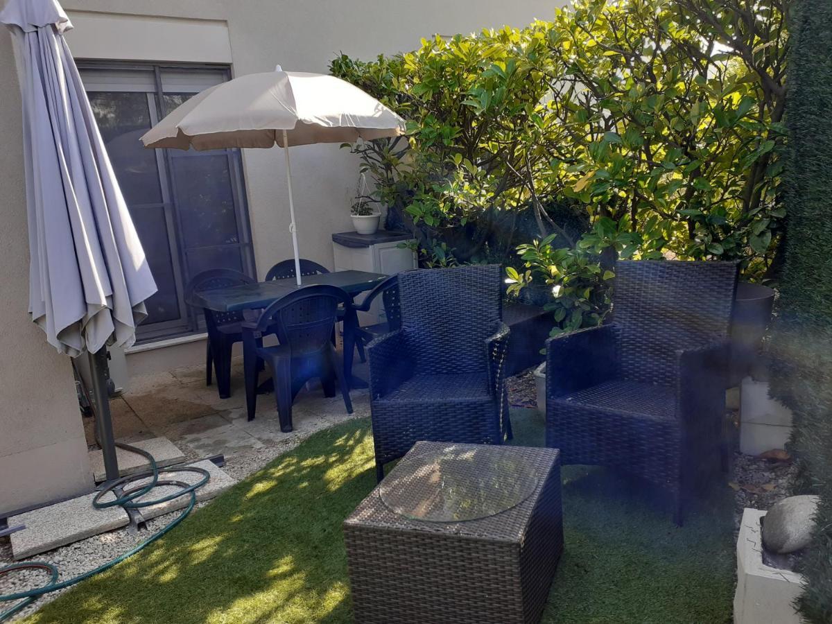 T2 Bord De Avec Jardin Et Piscine Apartment